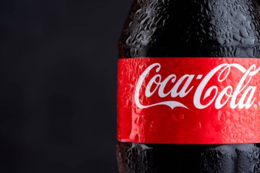 Soğuk bir Coca Cola, pepsi şişesi ya da üzerinde su damlacıkları olan metal bir kutu. Siyah arkaplan üzerine Coca Cola