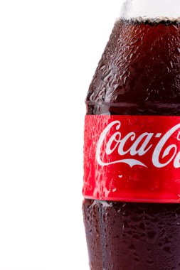 Soğuk bir Coca Cola, pepsi şişesi ya da üzerinde su damlacıkları olan metal bir kutu. Beyaz arkaplanda Coca Cola