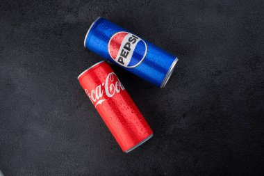  Soğuk bir Coca Cola, pepsi şişesi ya da üzerinde su damlacıkları olan metal bir kutu. Siyah arkaplan üzerine Coca Cola