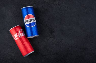  Soğuk bir Coca Cola, pepsi şişesi ya da üzerinde su damlacıkları olan metal bir kutu. Siyah arkaplan üzerine Coca Cola