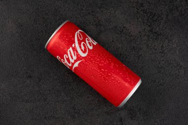 Soğuk bir Coca Cola, pepsi şişesi ya da üzerinde su damlacıkları olan metal bir kutu. Siyah arkaplan üzerine Coca Cola