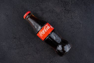 Soğuk bir Coca Cola, pepsi şişesi ya da üzerinde su damlacıkları olan metal bir kutu. Siyah arkaplan üzerine Coca Cola