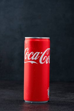 Soğuk bir Coca Cola, pepsi şişesi ya da üzerinde su damlacıkları olan metal bir kutu. Siyah arkaplan üzerine Coca Cola