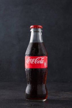 Soğuk bir Coca Cola, pepsi şişesi ya da üzerinde su damlacıkları olan metal bir kutu. Siyah arkaplan üzerine Coca Cola