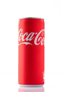Soğuk bir Coca Cola, pepsi şişesi ya da üzerinde su damlacıkları olan metal bir kutu. Beyaz arkaplanda Coca Cola