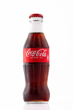  Soğuk bir Coca Cola, pepsi şişesi ya da üzerinde su damlacıkları olan metal bir kutu. Beyaz arkaplanda Coca Cola