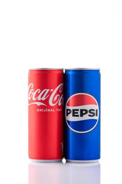 Soğuk bir Coca Cola, pepsi şişesi ya da üzerinde su damlacıkları olan metal bir kutu. Beyaz arkaplanda Coca Cola
