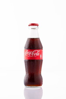  Soğuk bir Coca Cola, pepsi şişesi ya da üzerinde su damlacıkları olan metal bir kutu. Beyaz arkaplanda Coca Cola