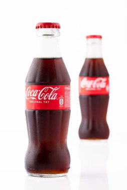  Soğuk bir Coca Cola, pepsi şişesi ya da üzerinde su damlacıkları olan metal bir kutu. Beyaz arkaplanda Coca Cola