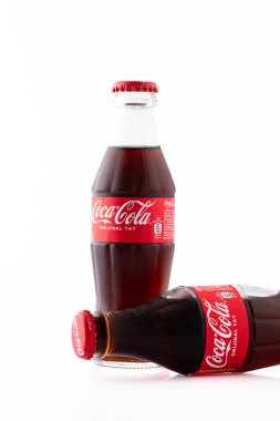  Soğuk bir Coca Cola, pepsi şişesi ya da üzerinde su damlacıkları olan metal bir kutu. Beyaz arkaplanda Coca Cola