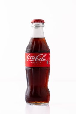  Soğuk bir Coca Cola, pepsi şişesi ya da üzerinde su damlacıkları olan metal bir kutu. Beyaz arkaplanda Coca Cola