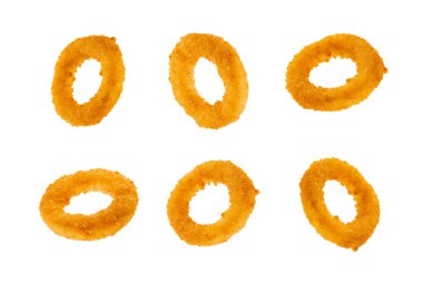 Kızarmış soğan halkaları, mozarella ya da sade. Beyaz arka planda lezzetli soğan halkaları