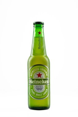  Üstünde su damlaları olan soğuk bir Heineken bira şişesi..