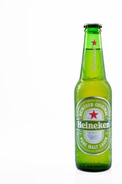  Üstünde su damlaları olan soğuk bir Heineken bira şişesi..