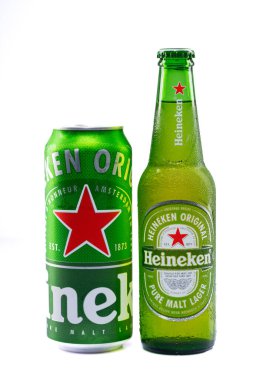 Soğuk bir Heineken bira şişesi ve üzerinde su damlaları olan metal bir kutu..