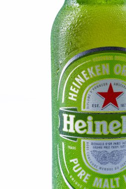  Üstünde su damlaları olan soğuk bir Heineken bira şişesi..