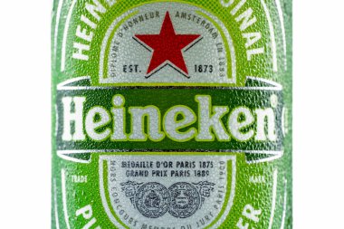  Üstünde su damlaları olan soğuk bir Heineken bira şişesi..