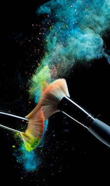 Siyah arkaplanda renkli makyaj tozu