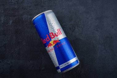 Siyah arka planda Red Bull enerji içeceği kutusu