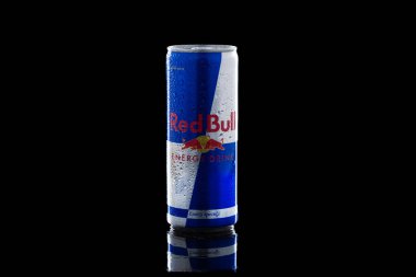 Siyah arka planda Red Bull enerji içeceği kutusu