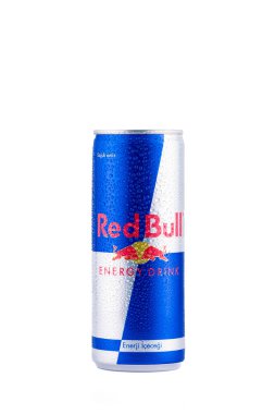 Beyaz arka planda Red Bull enerji içeceği kutusu