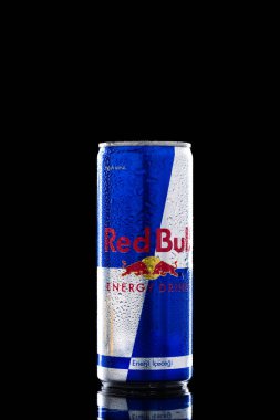 Siyah arka planda Red Bull enerji içeceği kutusu