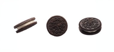Beyaz arka planda çikolata ve kremalı lezzetli Oreo bisküvileri.
