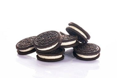 Beyaz arka planda çikolata ve kremalı lezzetli Oreo bisküvileri.