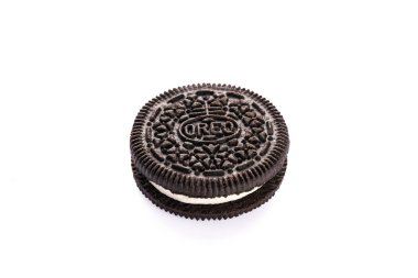 Beyaz arka planda çikolata ve kremalı lezzetli Oreo bisküvileri.