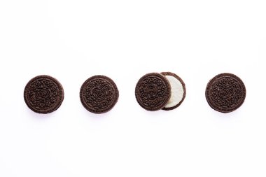 Beyaz arka planda çikolata ve kremalı lezzetli Oreo bisküvileri.