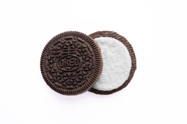 Beyaz arka planda çikolata ve kremalı lezzetli Oreo bisküvileri.