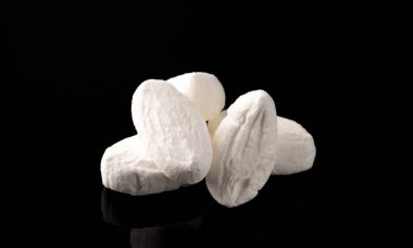 Siyah zemin üzerinde Türkiye 'nin geleneksel Konya veya Mevlana şekeri