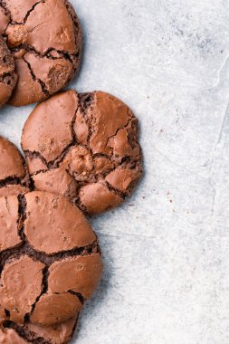 Beyaz arka planda kakaolu kurabiye ya da çikolatalı kurabiye.