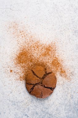 Beyaz arka planda kakaolu kurabiye ya da çikolatalı kurabiye.