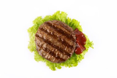  Beyaz arkaplanda pişmiş hamburger köftesi.