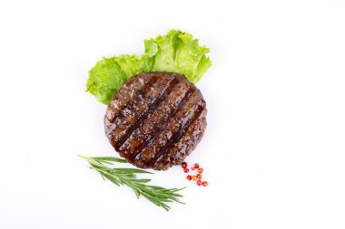 Beyaz arkaplanda pişmiş hamburger köftesi.