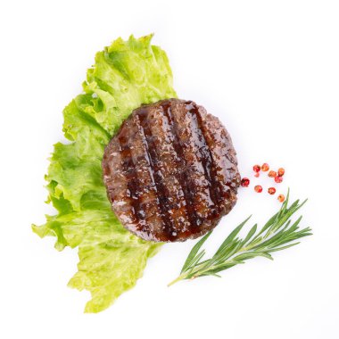  Beyaz arkaplanda pişmiş hamburger köftesi.
