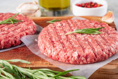 Mutfak masasında çiğ hamburger köftesi.