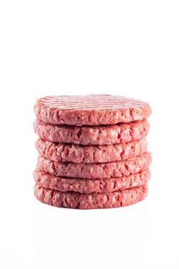 Beyaz arka planda izole edilmiş çiğ hamburger köftesi..