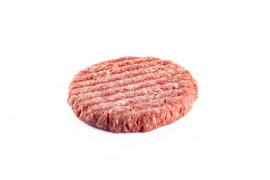 Beyaz arka planda izole edilmiş çiğ hamburger köftesi..