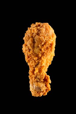 Lezzetli ve kızarmış tavuk bacağı ve siyah arka plan.