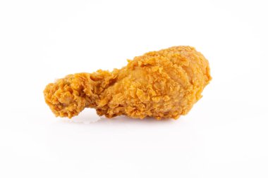 Lezzetli ve kızarmış tavuk budu beyaz arka planda.