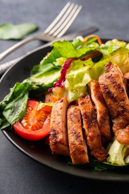 Sağlıklı beslenme için salata ve ızgara tavuk.