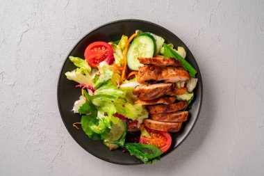 Sağlıklı beslenme için salata ve ızgara tavuk.