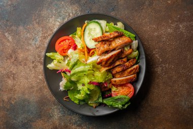 Sağlıklı beslenme için salata ve ızgara tavuk.