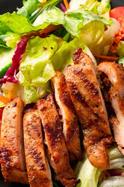 Sağlıklı beslenme için salata ve ızgara tavuk.