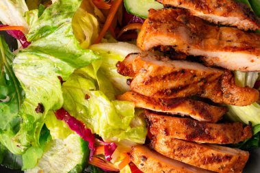 Sağlıklı beslenme için salata ve ızgara tavuk.