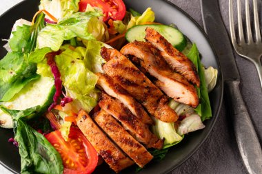 Sağlıklı beslenme için salata ve ızgara tavuk.