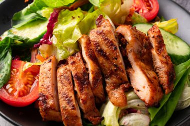 Sağlıklı beslenme için salata ve ızgara tavuk.