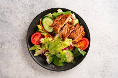Sağlıklı beslenme için salata ve ızgara tavuk.